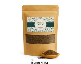 Può includere: Una busta verticale color marrone chiaro contenente semi di prezzemolo con una finestra trasparente che mostra il contenuto. L'etichetta presenta un motivo botanico e il testo PARSLEY SEEDS PETROSELINUM CRISPUM. Una piccola ciotola di legno con semi.
