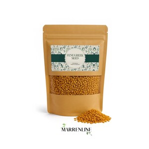 Pode incluir: Uma bolsa vertical bege contendo sementes de feno-grego castanho-douradas. O rótulo apresenta um padrão botânico, uma faixa horizontal verde-escura e o texto FENUGREEK SEED, TRIGONELLA FOENUM-GRAECUM. Um pequeno monte de sementes à frente.