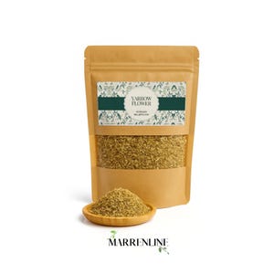 Peut inclure: Un sachet debout beige contenant des fleurs d'achillée millefeuille séchées, avec une fenêtre transparente montrant le contenu. L'étiquette indique YARROW FLOWER ACHILLEA MILLEFOLIUM. Un petit plat en bois devant contient un tas de plantes séchées.