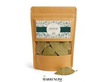 Könnte beinhalten: Ein beigefarbener Standbeutel mit getrockneten Lorbeerblättern, versehen mit einem Etikett mit grünem Pflanzenmuster und dem Text BAY LEAF LAURUS NOBILIS. Ein einzelnes getrocknetes Lorbeerblatt liegt vor dem Beutel mit dem Markennamen MARRENLINE.