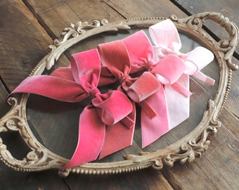 Aggiungi un tocco di eleganza alla tua tavola con un papillon in velluto fatto a mano in una collezione di colori rosa / Set di 5 fiocchi