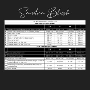 Op de afbeelding: Maattabel voor een jas- en rokpak, genaamd "Sandra Blush". De tabel toont maten XS, S, M en L, met afmetingen in centimeters voor de borst, taille, schouder, rug en mouw van de jas. Rokmaten zijn ook inbegrepen.