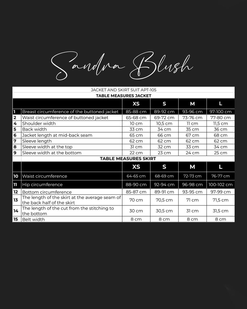 Op de afbeelding: Maattabel voor een jas- en rokpak, genaamd "Sandra Blush". De tabel toont maten XS, S, M en L, met afmetingen in centimeters voor de borst, taille, schouder, rug en mouw van de jas. Rokmaten zijn ook inbegrepen.