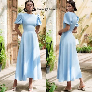 Skromna jasnoniebieska sukienka maxi | Suknia z bufiastymi rękawami, rozkloszowaną spódnicą i zamkniętym dekoltem | Elegancka, miękka niebieska sukienka na specjalne okazje
