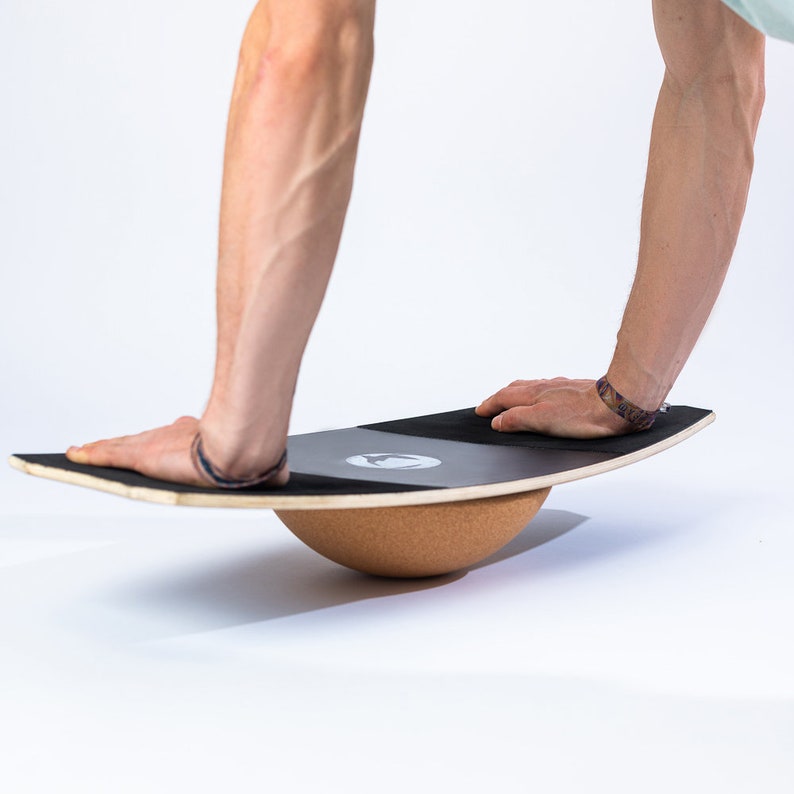 Training mit Korkhalbkugel und Balance Board, perfekt für Liegestütze oder Plank Trainer