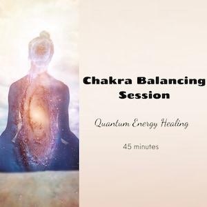 Op de afbeelding: Een digitale illustratie van een persoon die in meditatieve houding zit met een sterrenstelsel dat in hun lichaam draait. De tekst "Chakra Balancing Session" staat in vetgedrukte zwarte letters. Onder de tekst staat "Quantum Energy Healing" in een cursief schrift. De tekst "45 minuten" staat eronder.