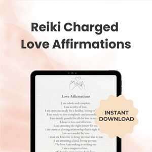 Könnte beinhalten: Ein digitaler Tablet-Bildschirm zeigt eine Liste von Liebesaffirmationen. Die Affirmationen sind in schwarzer Schrift auf weißem Hintergrund geschrieben. Der Text enthält Sätze wie "Ich bin ganz und vollständig", "Ich bin Liebe wert" und "Ich bin offen für eine Liebesbeziehung, die für mich richtig ist". Der Bildschirm enthält auch eine kleine Illustration von zwei Händen, die ein Herz halten.