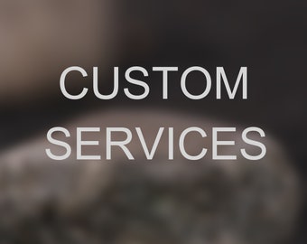 Può includere: Testo che recita "CUSTOM SERVICES" in lettere bianche su uno sfondo sfocato.
