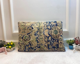 Könnte beinhalten: Ein dekoratives Kissen mit einem blauen und beigefarbenen Blumenmuster. Das Kissen ist aus einem gewebten Stoff gefertigt und hat eine rechteckige Form.