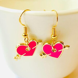 Pfeil Herz Ohrringe, Amor Emaille, süßes Valentinstag Geschenk für Sie, Selbstgeschenk