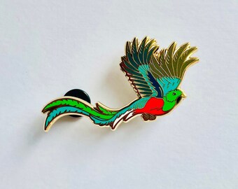 Quetzal Emaille Pin Anstecker | Geschenke unter 20 | Schöne Vögel | Bunte Federn | Exotische Vögel | Vogel-Geschenk | Natur-Pin