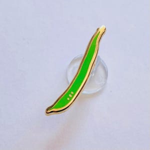 Emaille-Anstecknadel: Grüne Bohne – Veganes Accessoire, Weihnachtsgeschenk, Nikolausgeschenk, Adventskalender-Geschenk