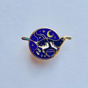 Manta Ray Stingray Enamel pin gift badge, sea witch creatures, marine gift, gifts under 20, gift for him, gift for friend