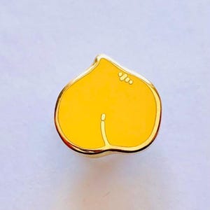 Chickpea Enamel Pin – Cute Gold Hard Enamel Legume Lapel Pin for Food & Plant Lovers