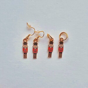 Orecchini pendenti Schiaccianoci, oro minimalista e rosso nero (argento sterling), regalo di Natale, regalo di Natale, calendario dell'Avvento