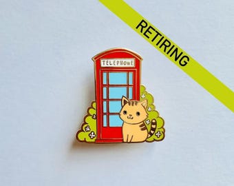 ロンドンの赤い電話ボックスのエナメルピン：ジンジャーキャット、旅行のお土産、クリスマスギフト、靴下に入れるもの、アドベントカレンダー