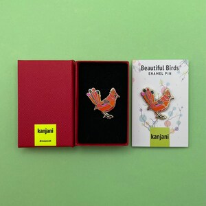 Pin esmaltado: Cardenal rojo - Esmalte duro dorado, 3,17 cm, regalo de Navidad, detalle para el calcetín navideño, calendario de Adviento imagen 2