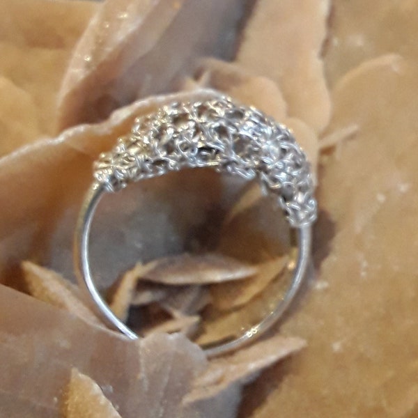 Bague en argent forgé décorée d'une dentelle d'argent crochetée