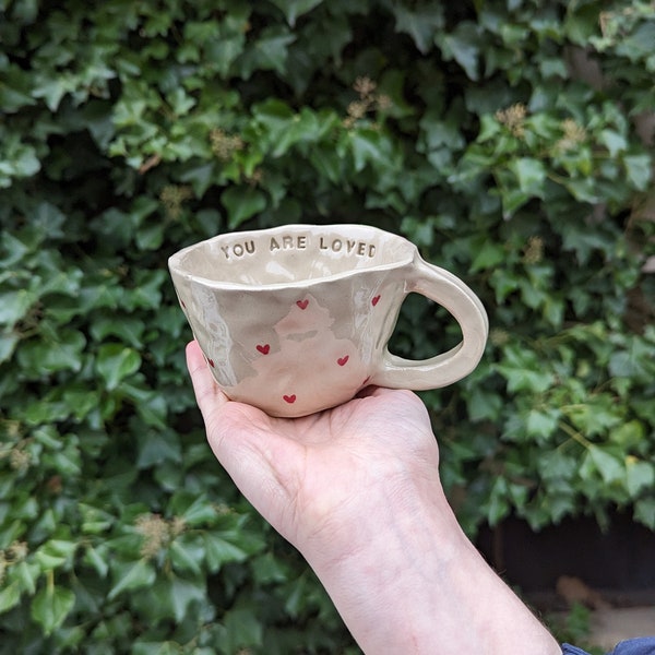 Taza de cerámica hecha a mano, Taza con corazones, taza de cerámica, tema de amor, regalo para su regalo de amor regalo para mamá regalo de aniversario, regalo de cumpleaños, 240 ml