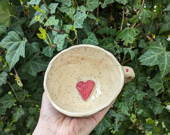 Mug en céramique fait main, Mug avec coeurs, Mug en céramique, thème de l'amour, cadeau pour elle, cadeau d'amour, cadeau d'anniversaire de maman, cadeau d'anniversaire, 260 ml