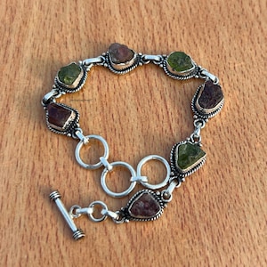 Handgjort armband i sterlingsilver: Grov peridot och rubin med flera stenar