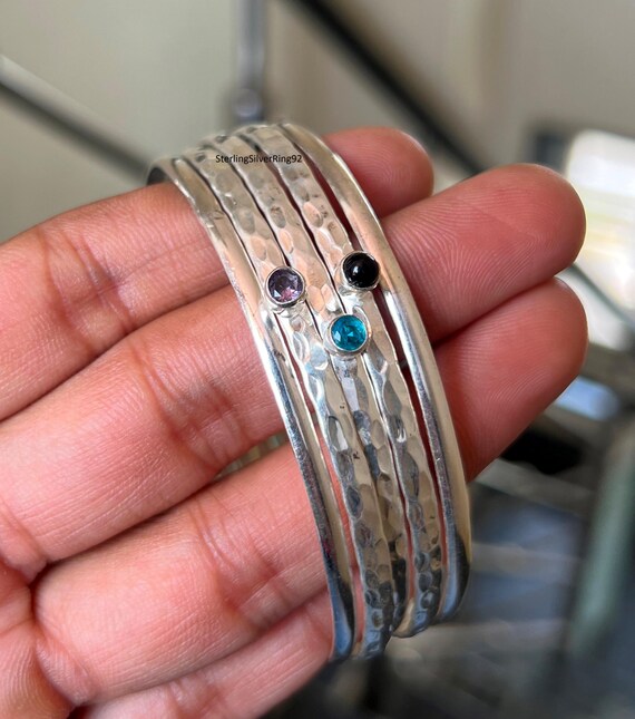 スターリングシルバーの宝石バングルセット：ブラックオニキス、ブルー