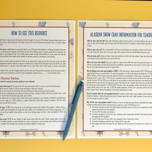 Op de afbeelding: Een close-up van twee pagina's uit een handleiding voor docenten voor een les over Alaska-sneeuw krabben. De linkerpagina bevat instructies over het gebruik van de bron, inclusief discussievragen. De rechterpagina bevat informatie over sneeuw krabben, inclusief hun leefgebied, dieet en de redenen voor hun populatiedaling.
