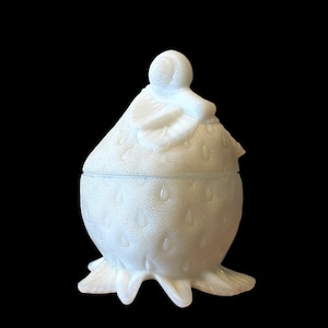Plato de dulces opalino en forma de fresa con caracol, vidrio opalino, perfecto para decoración navideña y de mesa.
