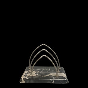 Porta cartas Art Déco sobre una base de mármol única, elegante accesorio de escritorio, mobiliario de oficina refinado, regalo ideal