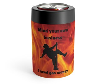 Puede incluir: Un enfriador de latas negro y naranja con llamas y una silueta de una persona en un poste. El texto en el enfriador de latas dice "Mind your own business I need gas money."