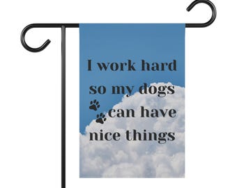 Peut inclure: Un drapeau de jardin bleu et blanc avec un fond de nuage blanc et le texte "Je travaille dur pour que mes chiens puissent avoir de belles choses" avec deux empreintes de pattes.