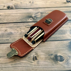 Cognackleurige pennenhouder met drie vakken, etui, vulpennenetui, pennenhouder oude stijl