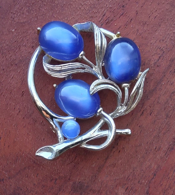 Vintage Lisner blue moonglow lucite brooch - image 2