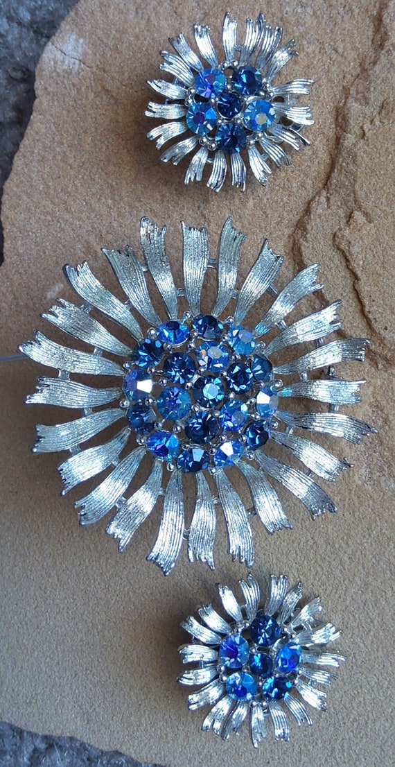 Vintage Lisner set blue rhinestone flower brooch a