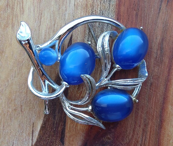 Vintage Lisner blue moonglow lucite brooch - image 3