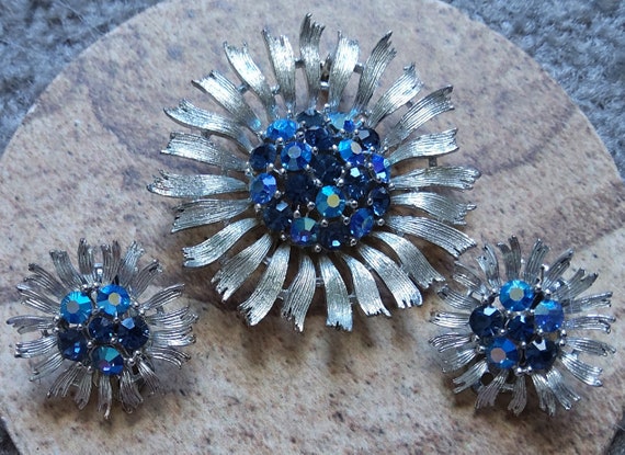 Vintage Lisner set blue rhinestone flower brooch … - image 8