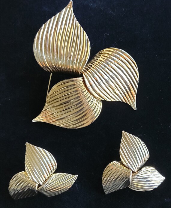 Sarah Coventry brooch and earrings Golden Trilliu… - image 10