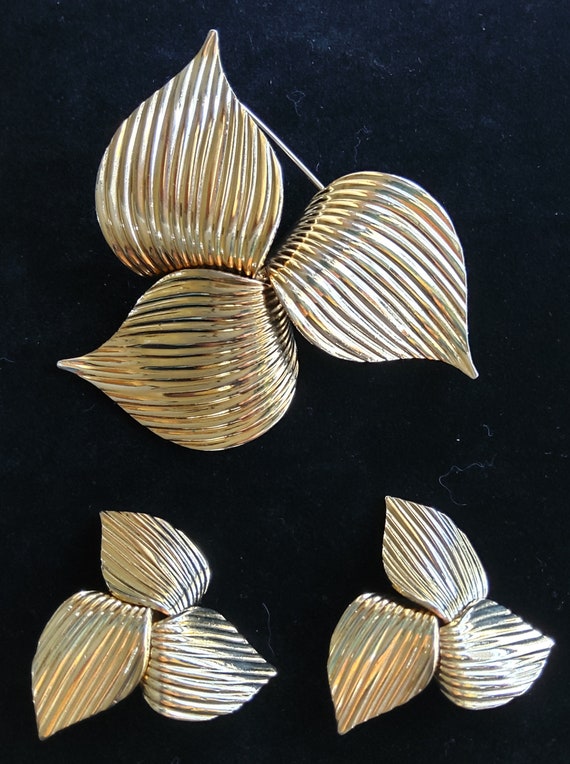 Sarah Coventry brooch and earrings Golden Trilliu… - image 9