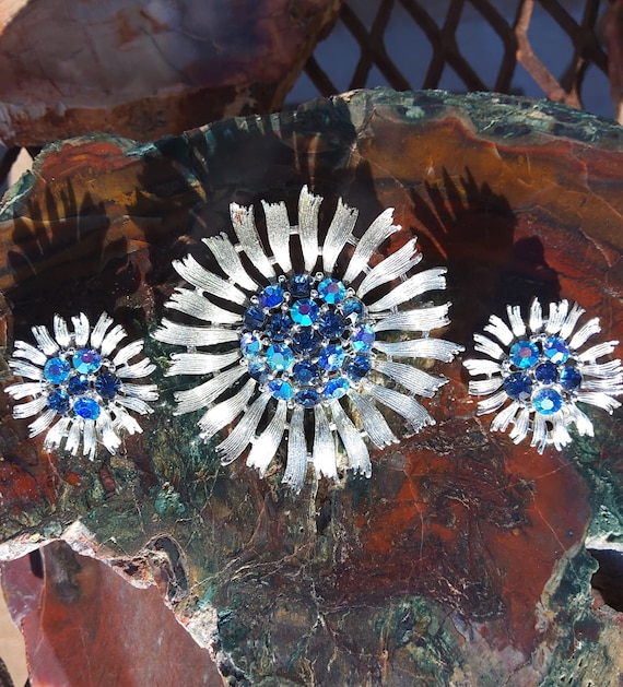 Vintage Lisner set blue rhinestone flower brooch … - image 7