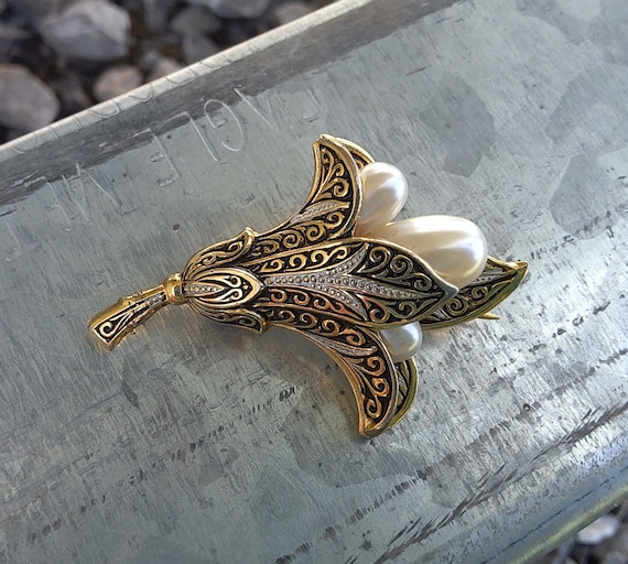 Made in Spain damascene flower brooch with faux p… - image 1