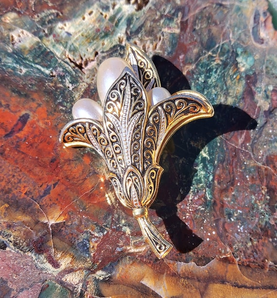 Made in Spain damascene flower brooch with faux p… - image 9