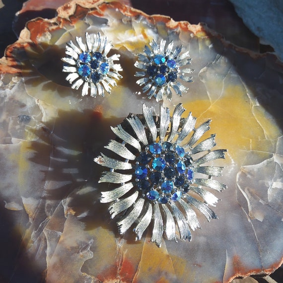 Vintage Lisner set blue rhinestone flower brooch … - image 3