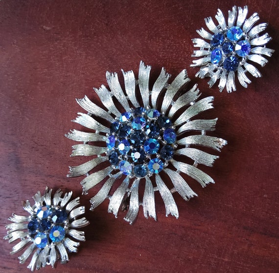 Vintage Lisner set blue rhinestone flower brooch … - image 9