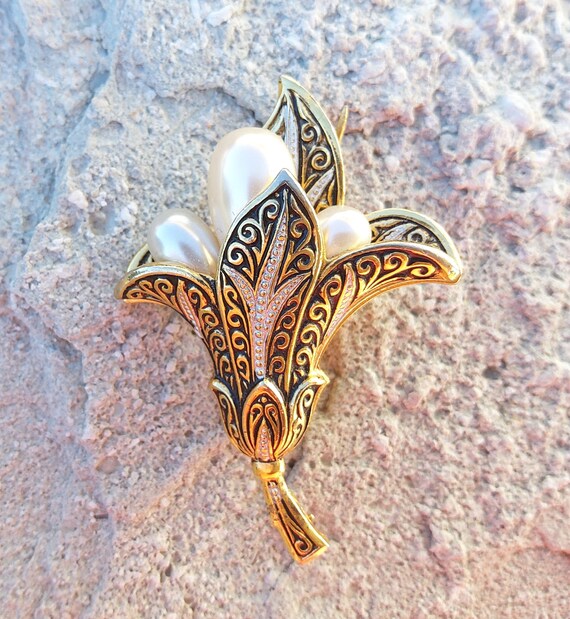 Made in Spain damascene flower brooch with faux p… - image 6