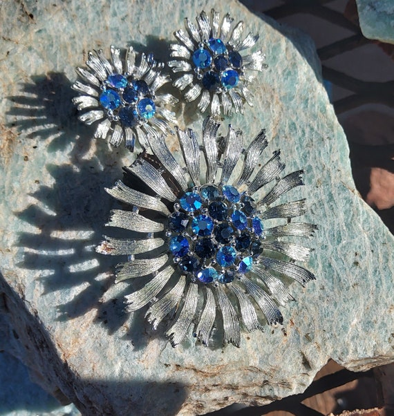 Vintage Lisner set blue rhinestone flower brooch … - image 4