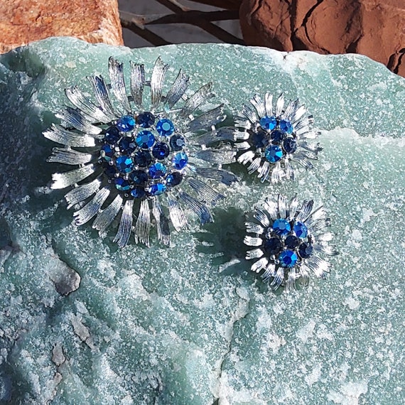 Vintage Lisner set blue rhinestone flower brooch … - image 10