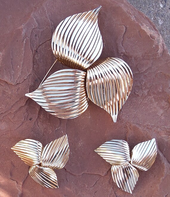 Sarah Coventry brooch and earrings Golden Trilliu… - image 2