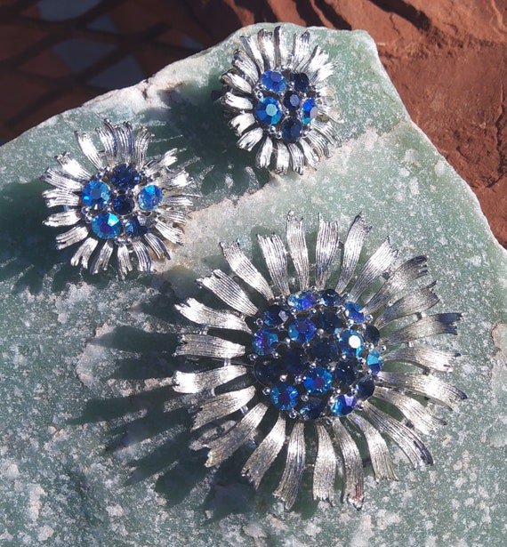 Vintage Lisner set blue rhinestone flower brooch … - image 5