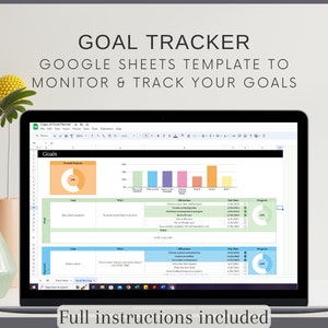 Może przedstawiać: Laptop wyświetlający arkusz kalkulacyjny Google Sheets z szablonem śledzenia celów. Arkusz kalkulacyjny ma tytuł "Cele" i zawiera sekcje dla nazwy celu, dlaczego, kamienie milowe, datę rozpoczęcia, postęp i ogólny postęp. Szablon został zaprojektowany, aby pomóc użytkownikom w monitorowaniu i śledzeniu ich celów.