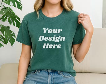 Mosgroen T-shirtmodel, distressed vintage T-shirt mock-up comfortabele kleuren 1717